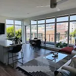 Glam By The Hollywood Sign 2 Bed Apt With Free Ev Parking, Pool, Gym