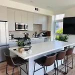 Glam By The Hollywood Sign 2 Bed Apt With Free Ev Parking, Pool, Gym