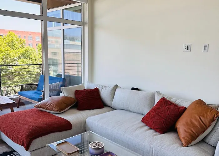 Glam By The Hollywood Sign 2 Bed Apt With Free Ev Parking, Pool, Gym