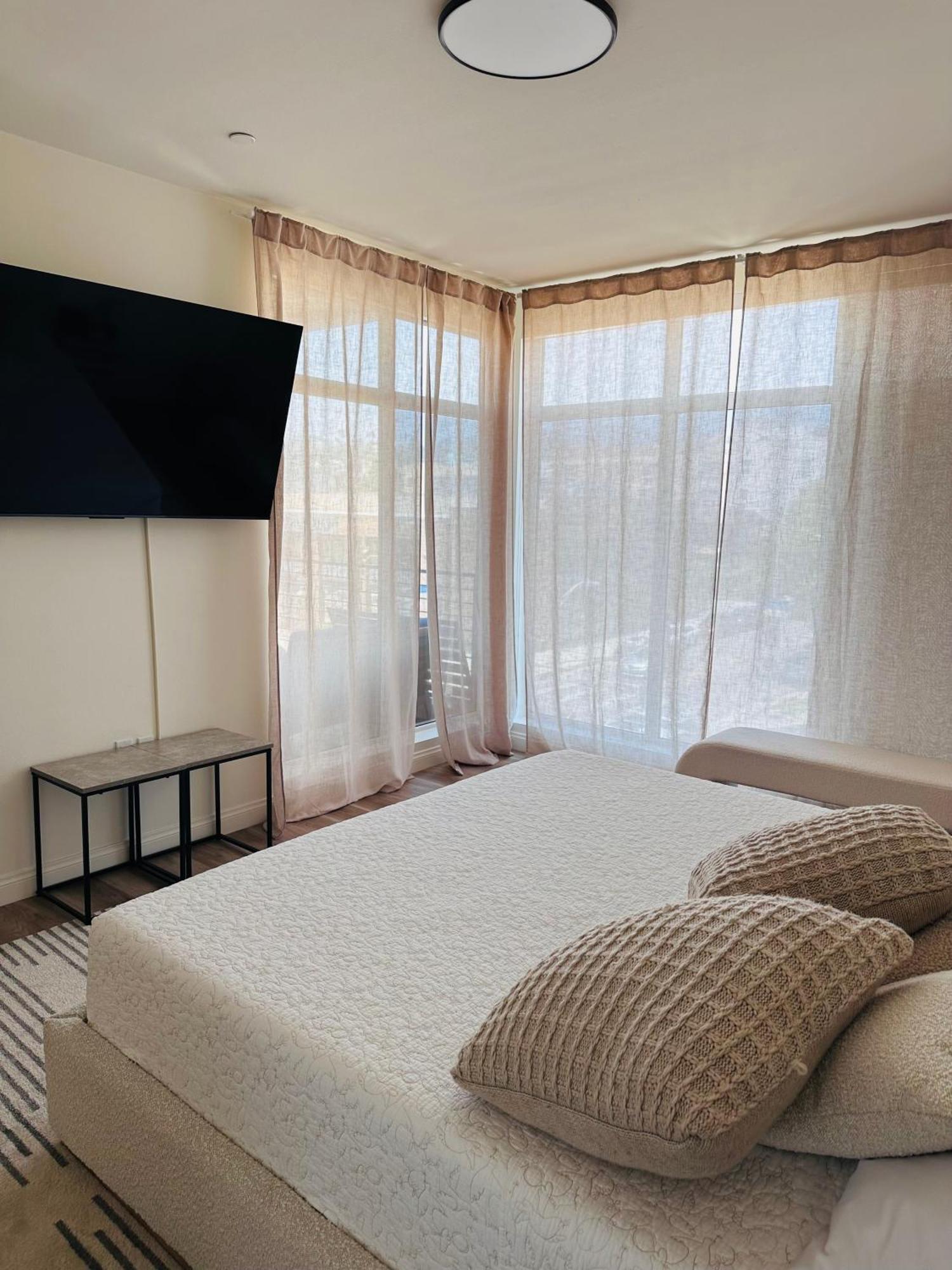 Glam By The Hollywood Sign 2 Bed With Free Ev Parking, Pool, Gym Apartment Los Angeles