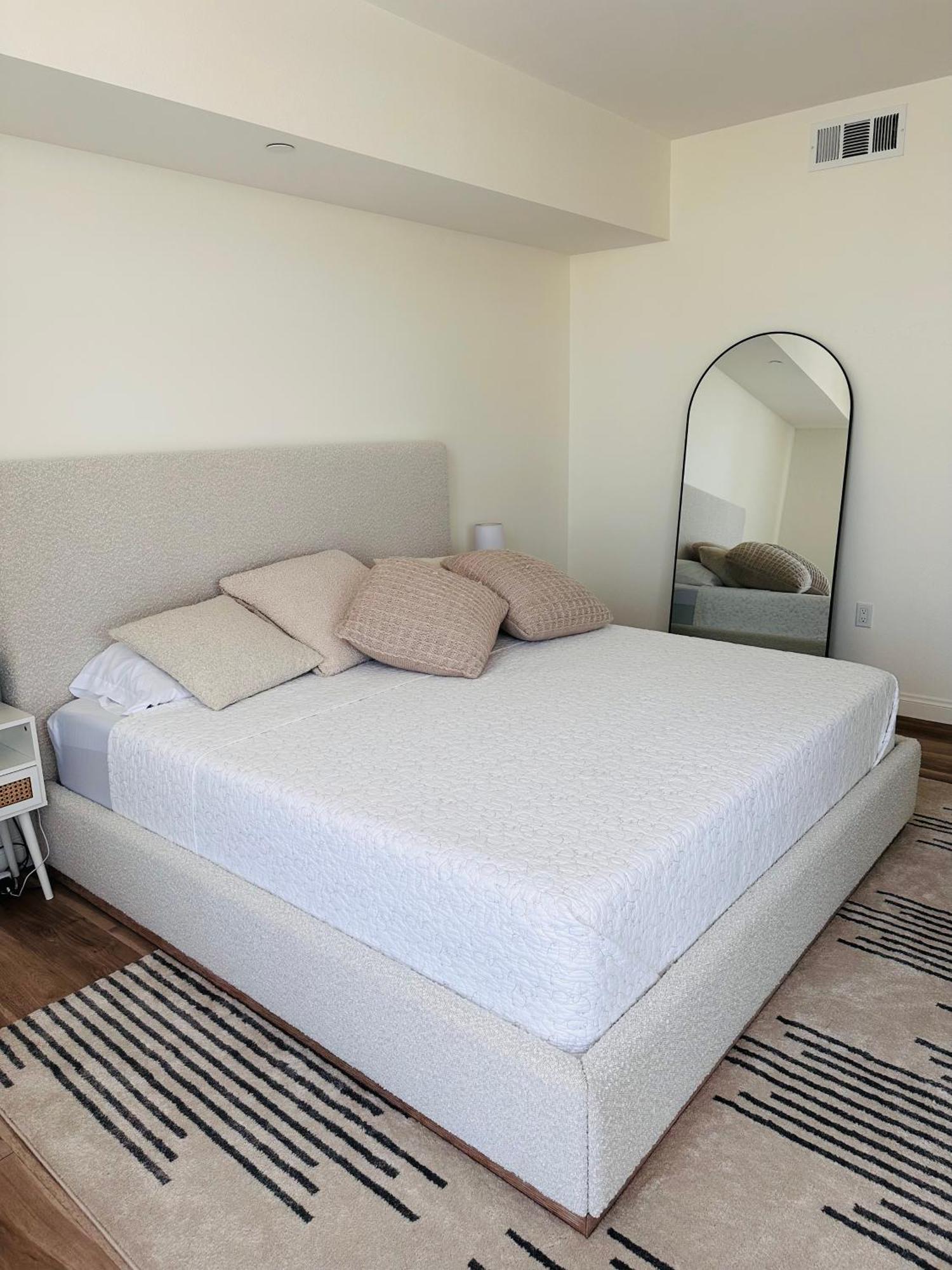Glam By The Hollywood Sign 2 Bed With Free Ev Parking, Pool, Gym Los Angeles