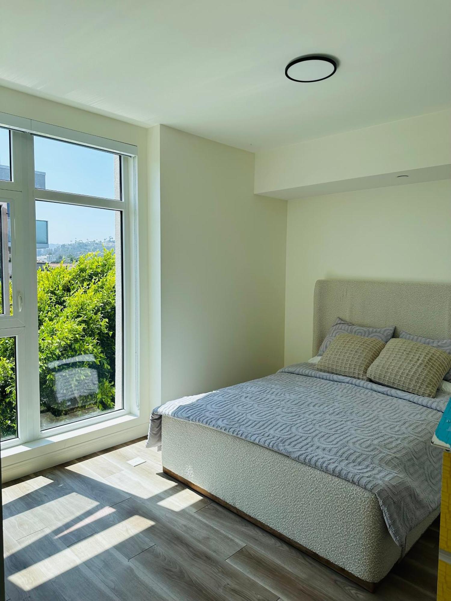 Glam By The Hollywood Sign 2 Bed With Free Ev Parking, Pool, Gym * Los Angeles